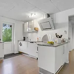 펜션 Four-bedroom In Spottrup